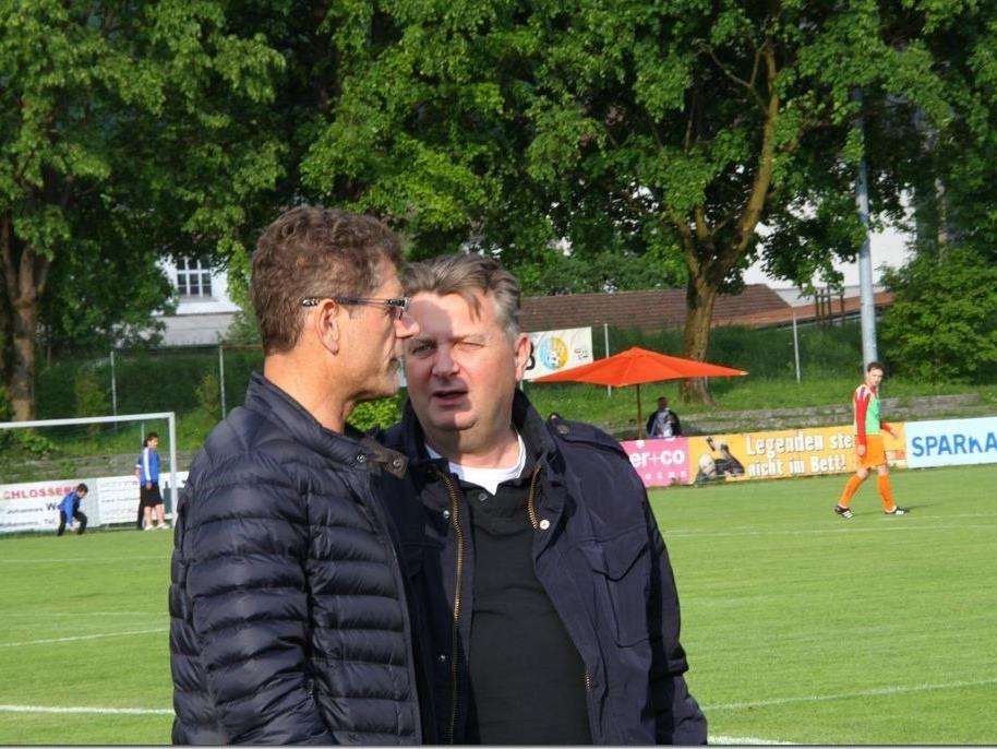 VFV-Präsident Horst Lumper im Smalltalk mit Hohenems Sportstadtrat Friedl Dold.