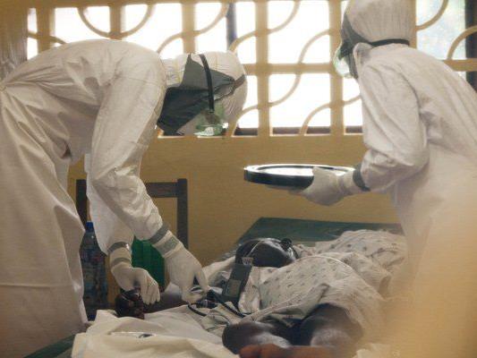 Ein Arzt in Liberia behandelt einen Ebola-Patienten.