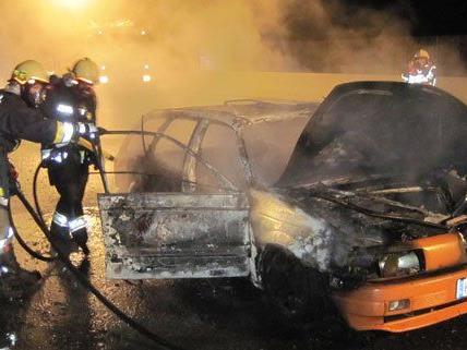 In Niederösterreich musste die Feuerwehr in der Nacht wegen eines Fahrzeugbrandes ausrücken.