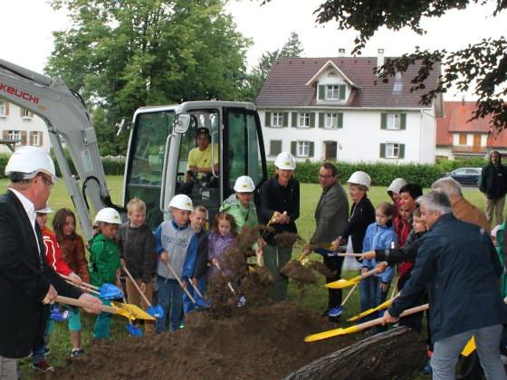Spatenstich für Schule der Zukunft Spatenstich für Schule der Zukunft