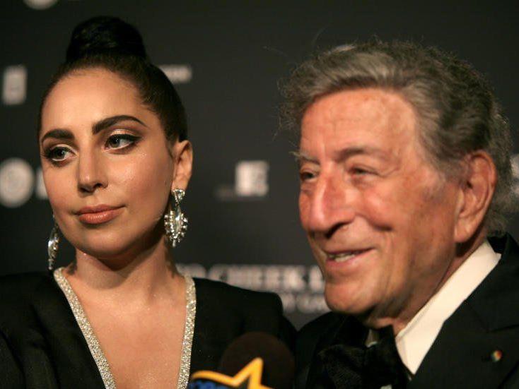 Ja, die Dame links ist Lady Gaga. Sie und Tony Bennett bringen nun ein Album heraus.
