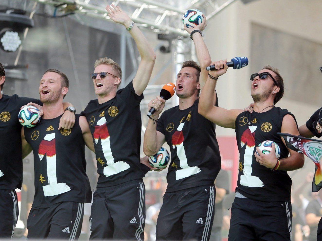 Öffentliche Empörung über "Gaucho-Tanz" von DFB-Spielern nach WM-Sieg. Öffentliche Empörung über "Gaucho-Tanz" von DFB-Spielern nach WM-Sieg.