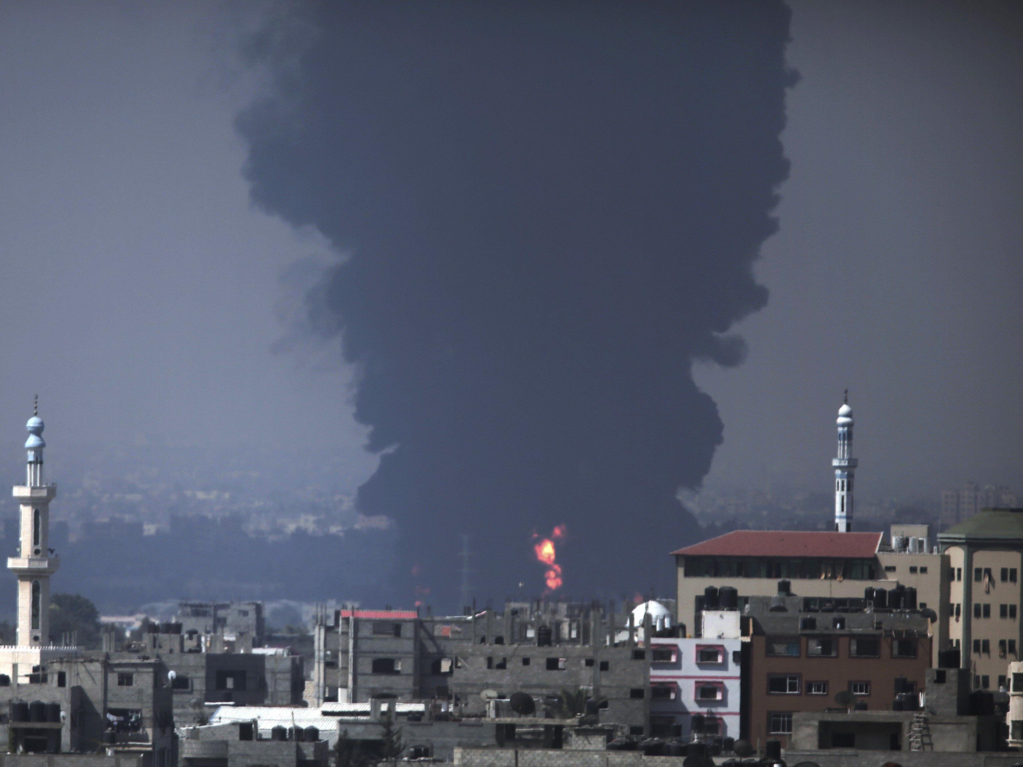 Das einzige Kraftwerk im Gazastreifen steht in Flammen.