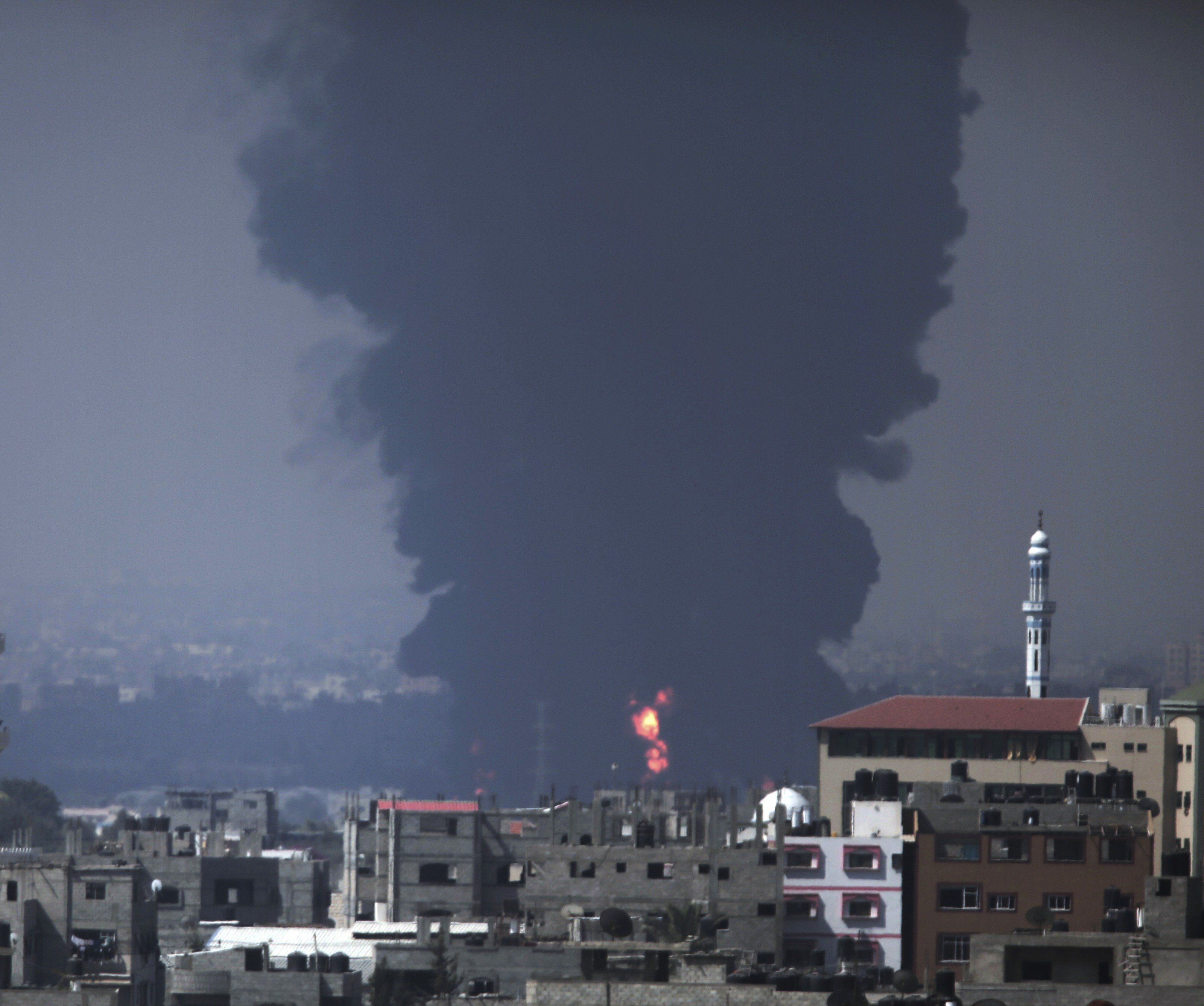 Das einzige Kraftwerk im Gazastreifen steht in Flammen. Das einzige Kraftwerk im Gazastreifen steht in Flammen.