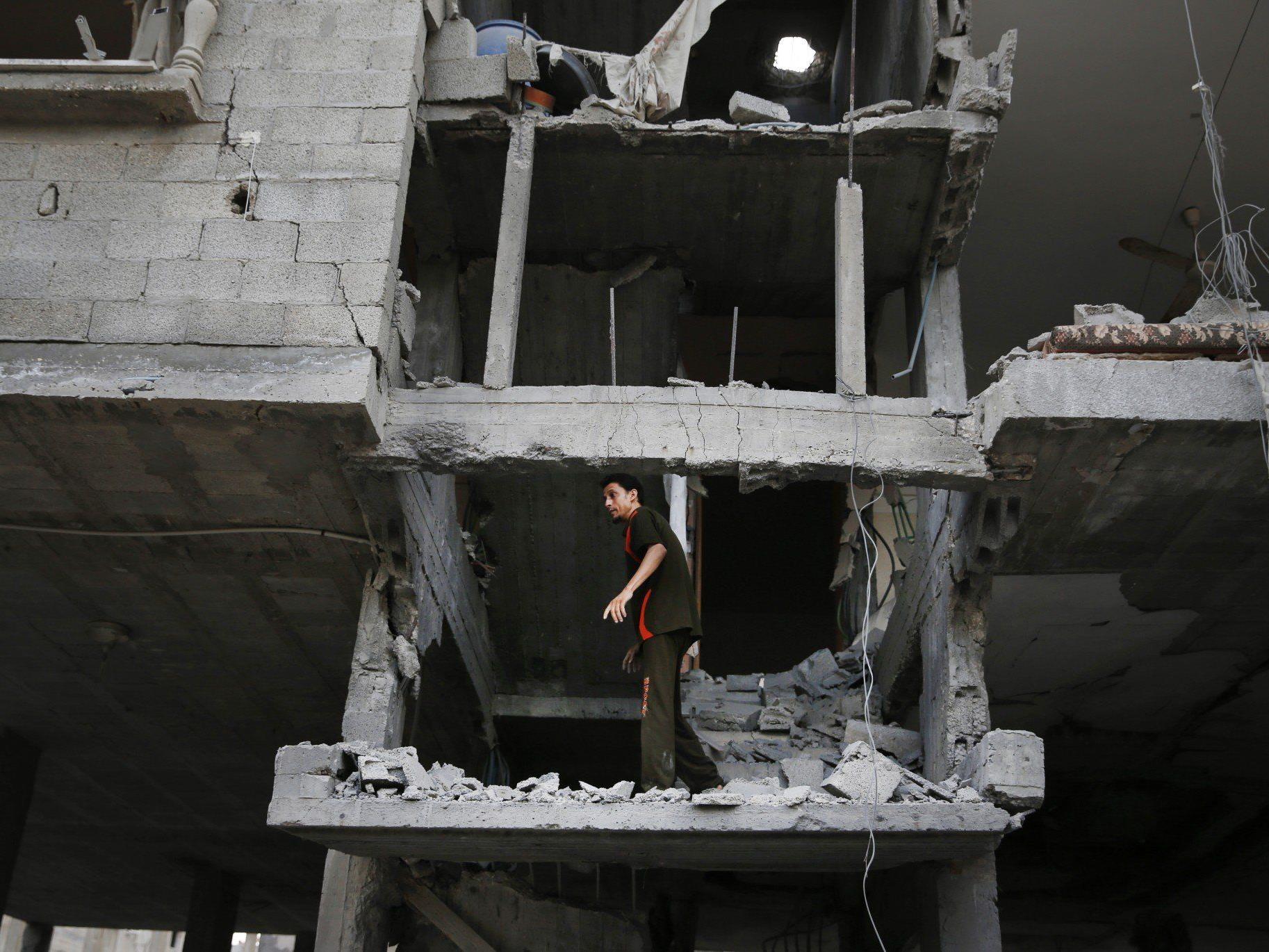 Ein Mann in Gaza betrachtet den Schaden, nachdem ein israelischer Luftangriff sein Haus getroffen hat.