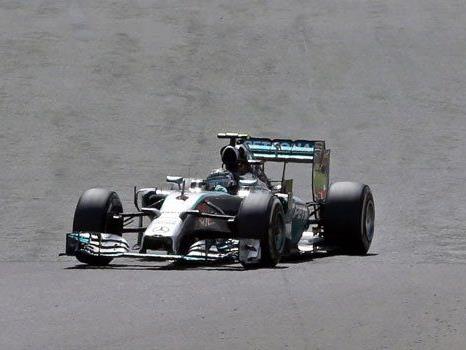 Lewis Hamilton gewinnt einen turbulenten F1-GP in Silverstone und macht die WM wieder spannend.