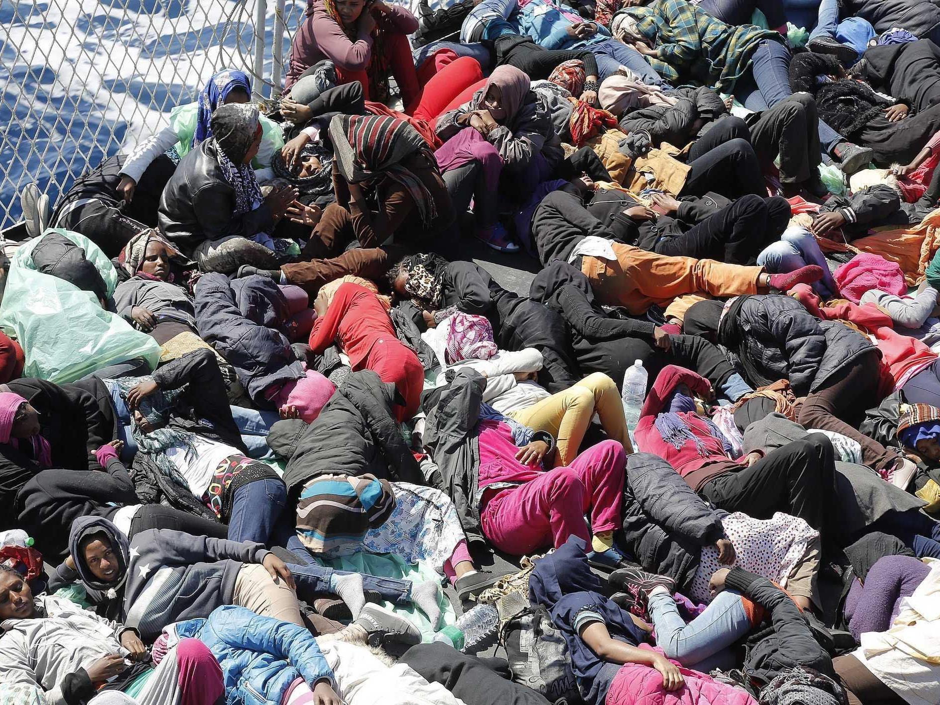 Immer mehr Flüchtlinge versuchen von Afrika nach Lampedusa zu kommen.