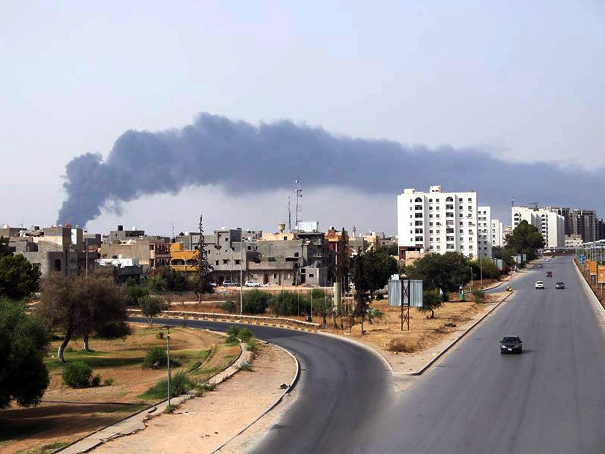 Brennende Öltanks: Der libyschen Hauptstadt Tripolis droht eine Katastrophe.