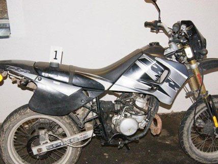 Drei Mofas sollen die verdächtigen Jugendlichen gestohlen haben. Drei Mofas sollen die verdächtigen Jugendlichen gestohlen haben.