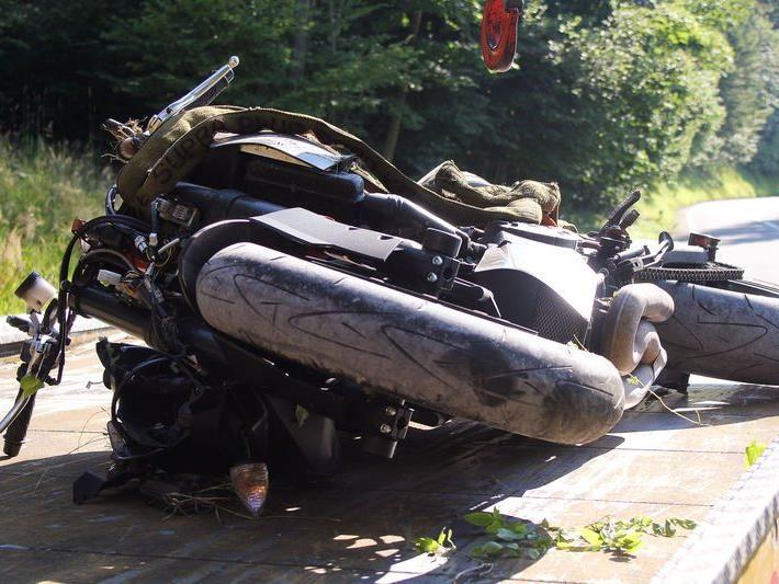 Ein Motorradfahrer kam am Freitag am Attersee ins Schleudern und stürzte schwer.