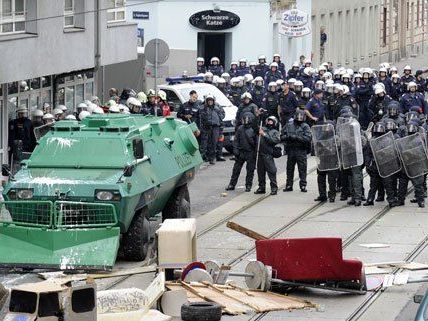 Zunächst hieß es, dass 1.700 Polizisten im Einsatz seien, diese Zahl wurde später aber dementiert. Zunächst hieß es, dass 1.700 Polizisten im Einsatz seien, diese Zahl wurde später aber dementiert.