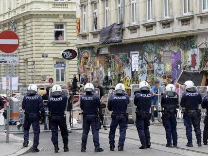 Kritische Stimmen bemängeln den Einsatz der Polizei bei der Räumung.