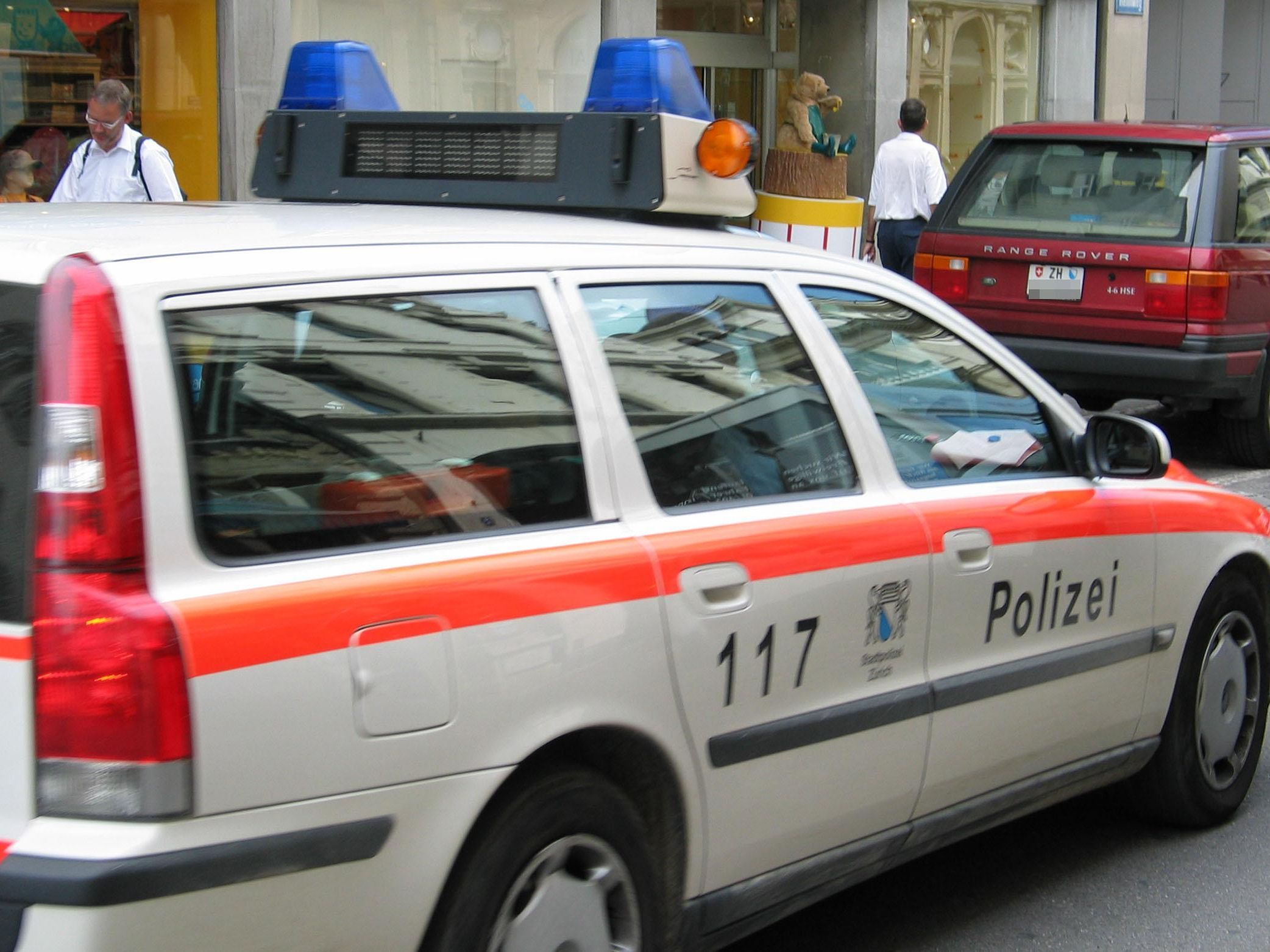 Mehrere Unfälle und einen Drift später kassierte die Kantonspolizei den Führerschein der 94-Jährigen. Mehrere Unfälle und einen Drift später kassierte die Kantonspolizei den Führerschein der 94-Jährigen.