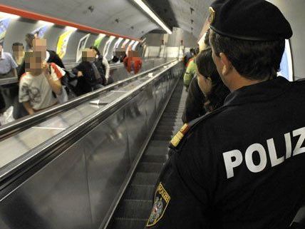 Beamte der Bereitschaftseinheit sind im Netz der Wiener Linien unterwegs.