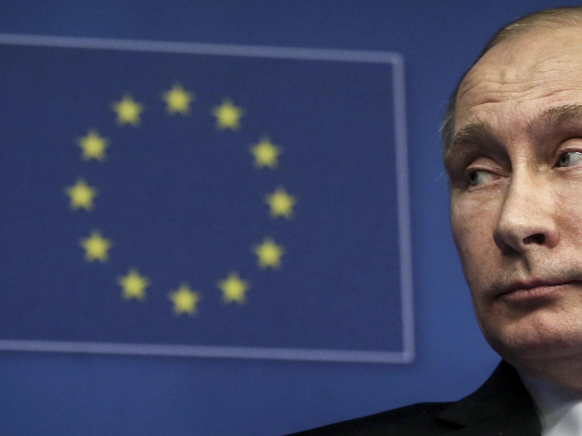 EU beschließt erstmals Wirtschaftssanktionen gegen Russland.