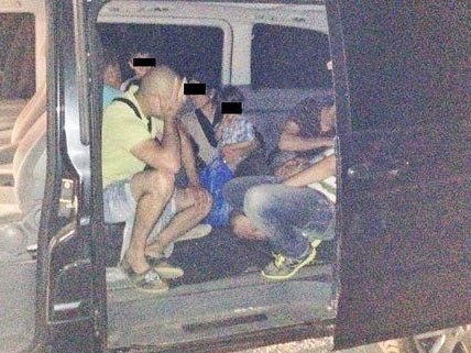 Insgesamt elf Personen, darunter auch kleine Kinder, sollten eingeschleppt werden. Insgesamt elf Personen, darunter auch kleine Kinder, sollten eingeschleppt werden.