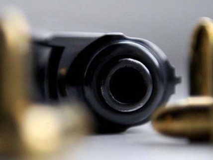 Mehrere Schüsse gaben die Polizisten auf den 21-Jährigen ab. Mehrere Schüsse gaben die Polizisten auf den 21-Jährigen ab.