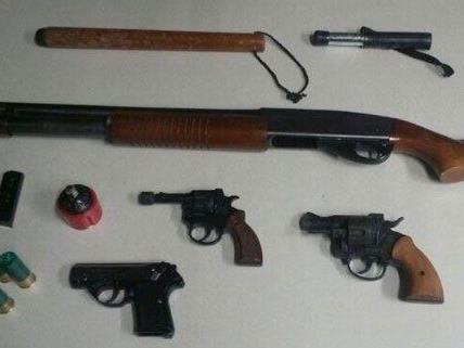 Diese Waffen wurden in einem Einfamilienhaus im 22. Bezirk sichergestellt.