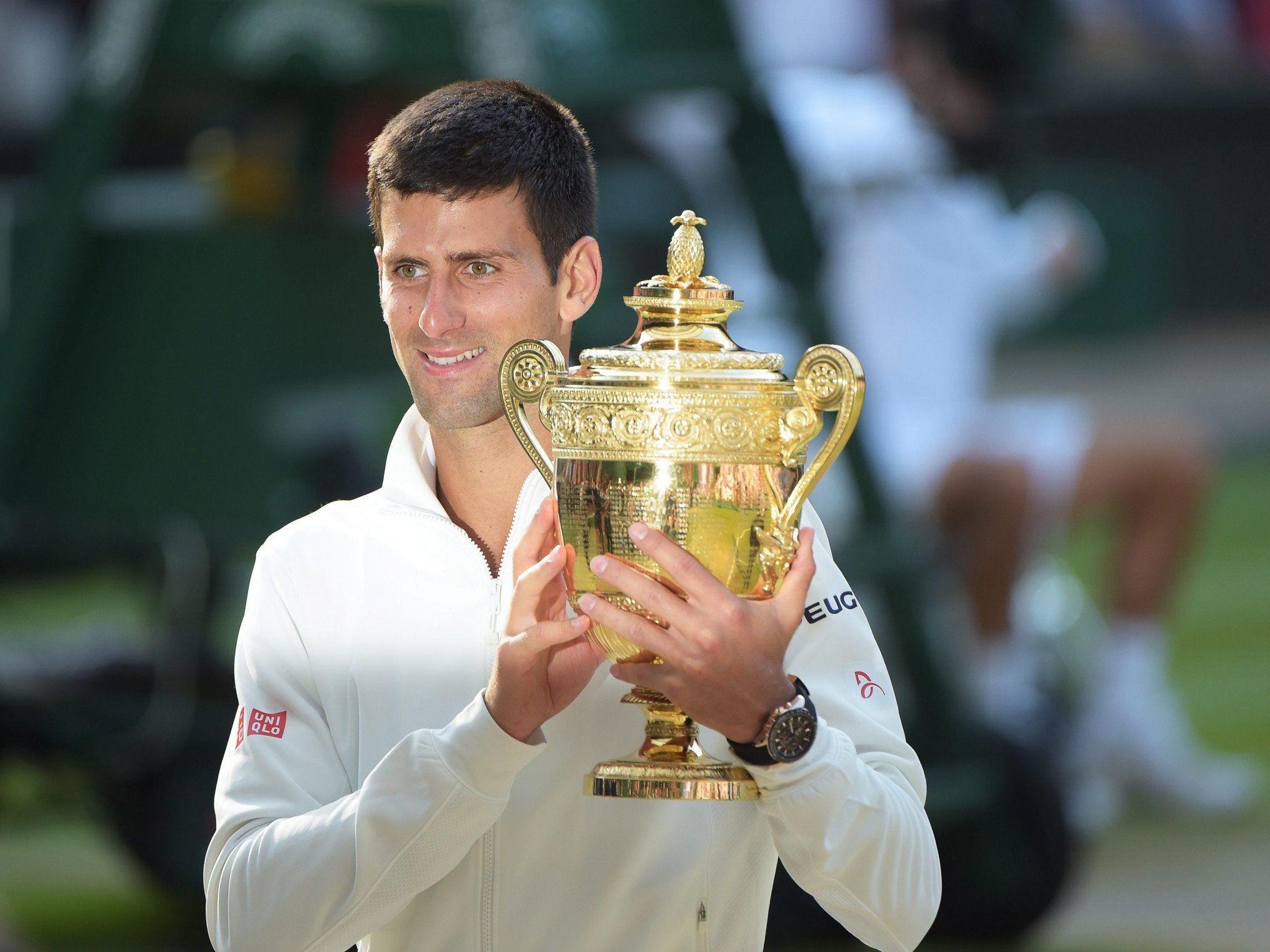 Djokovic hält den Pokal von Wimbledon zum zweiten Mal in Händen.