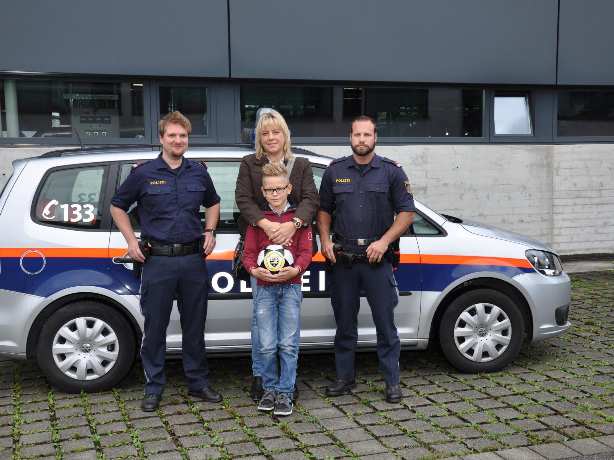 Heute Vormittag hat der 10-Jährige aus Altach seine Retter auf der Polizeiinspektion Hohenems getroffen.