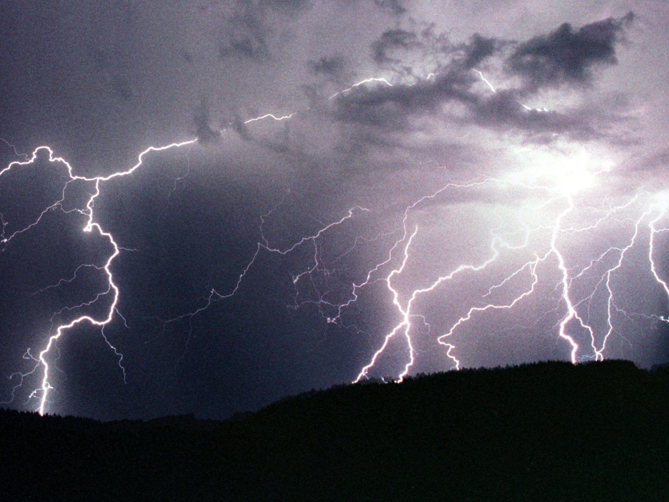 So verhalten sie sich bei einem Gewitter mit Blitz und Donner richtig. So verhalten sie sich bei einem Gewitter mit Blitz und Donner richtig.