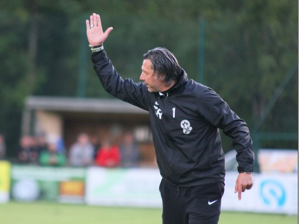 SW Bregenz mit Trainer Hans Kogler gewann gegen Wolfurt mit 2:1 und steht nun auf Platz eins. SW Bregenz mit Trainer Hans Kogler gewann gegen Wolfurt mit 2:1 und steht nun auf Platz eins.