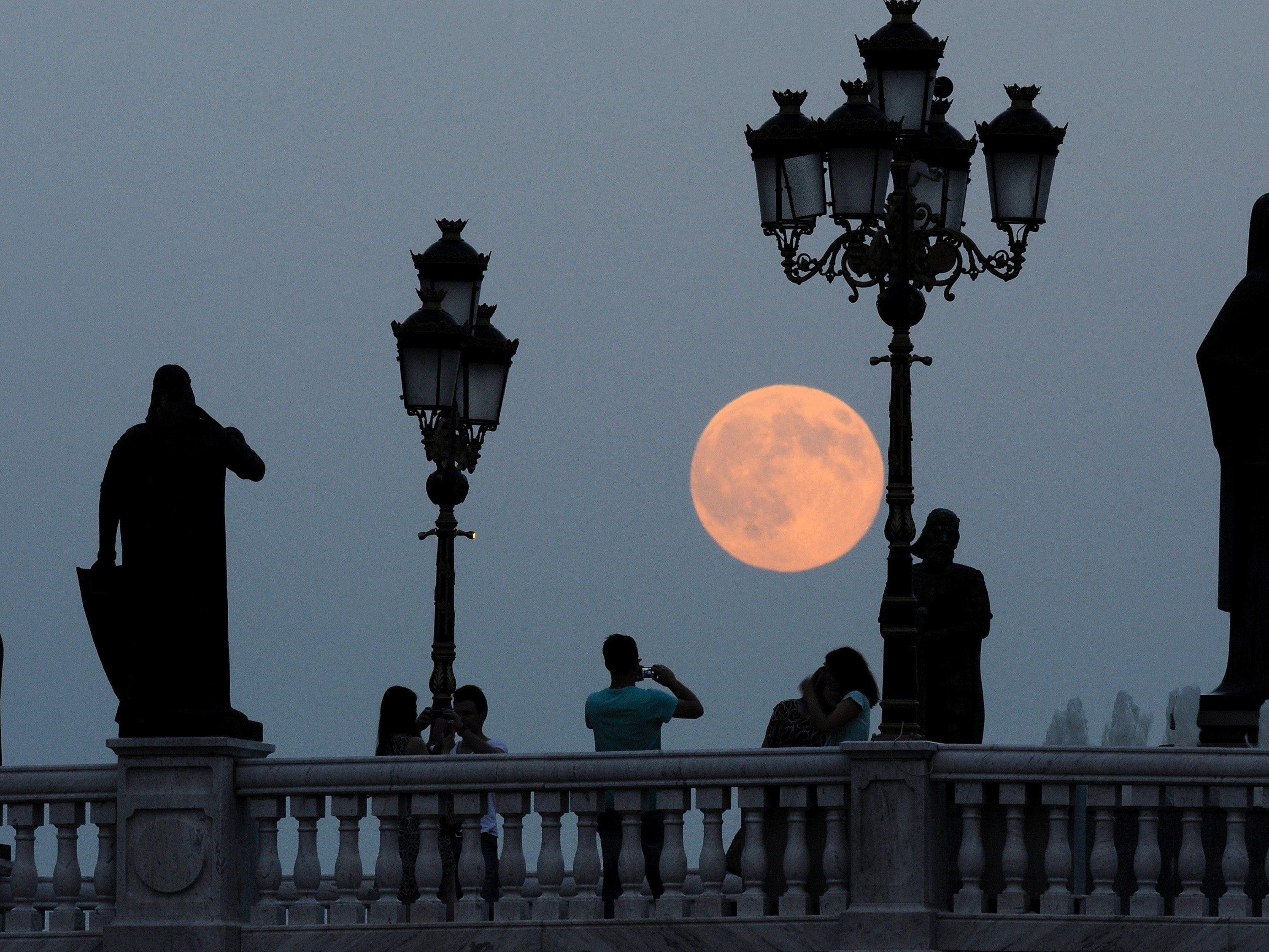 "Supervollmond" in Skopje, Mazedonien. "Supervollmond" in Skopje, Mazedonien.