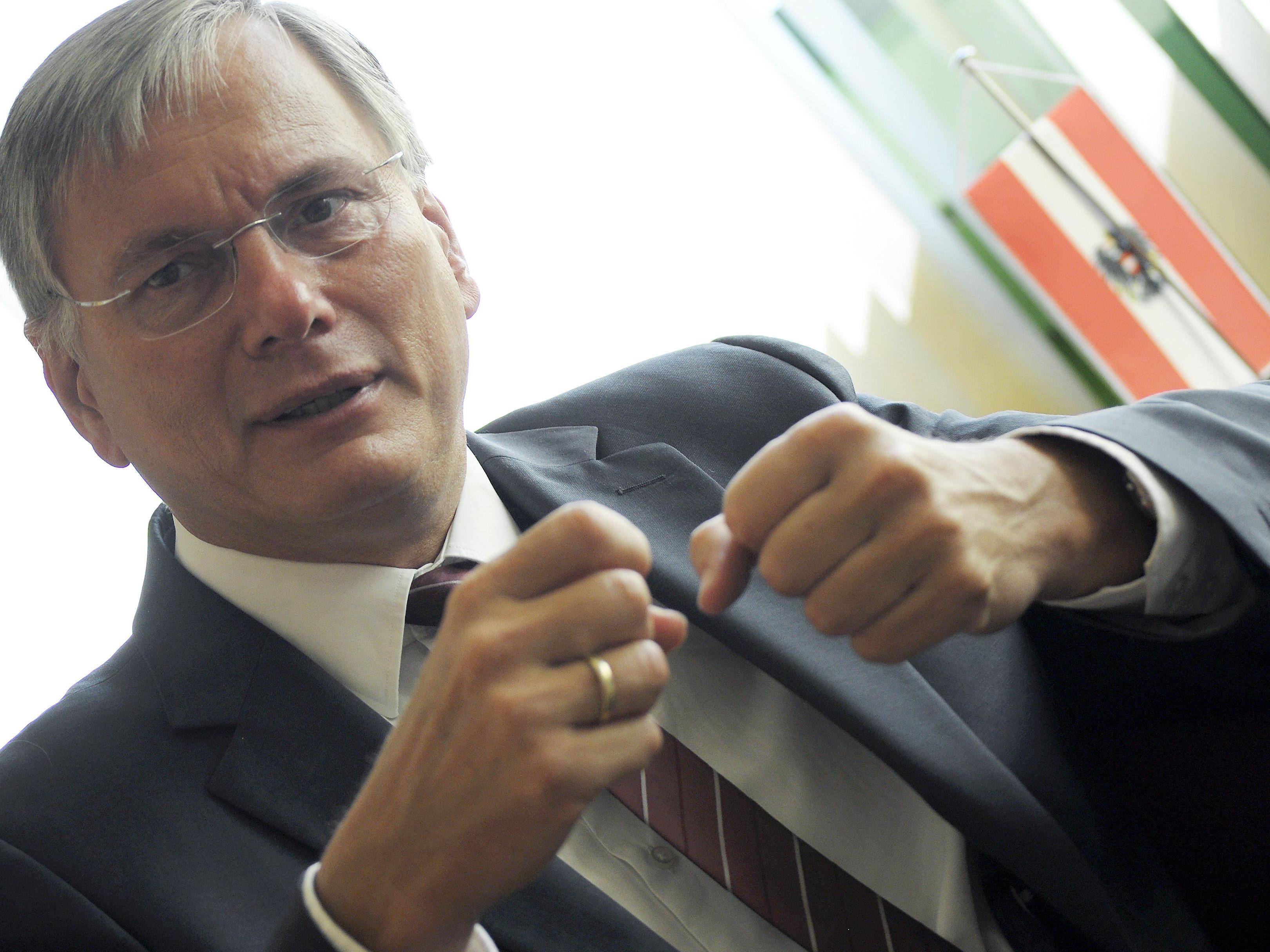 Gesundheitsminister Alois Stöger (SPÖ) drängt auf rauchfreie Lokale
