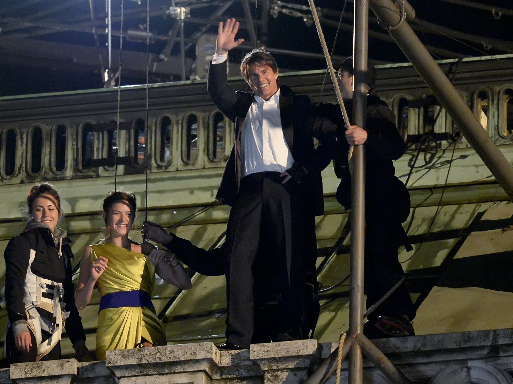Tom Cruise hat auch bei waghalsigen Action-Szenen gute Laune und winkt seinen Fans. Tom Cruise hat auch bei waghalsigen Action-Szenen gute Laune und winkt seinen Fans.