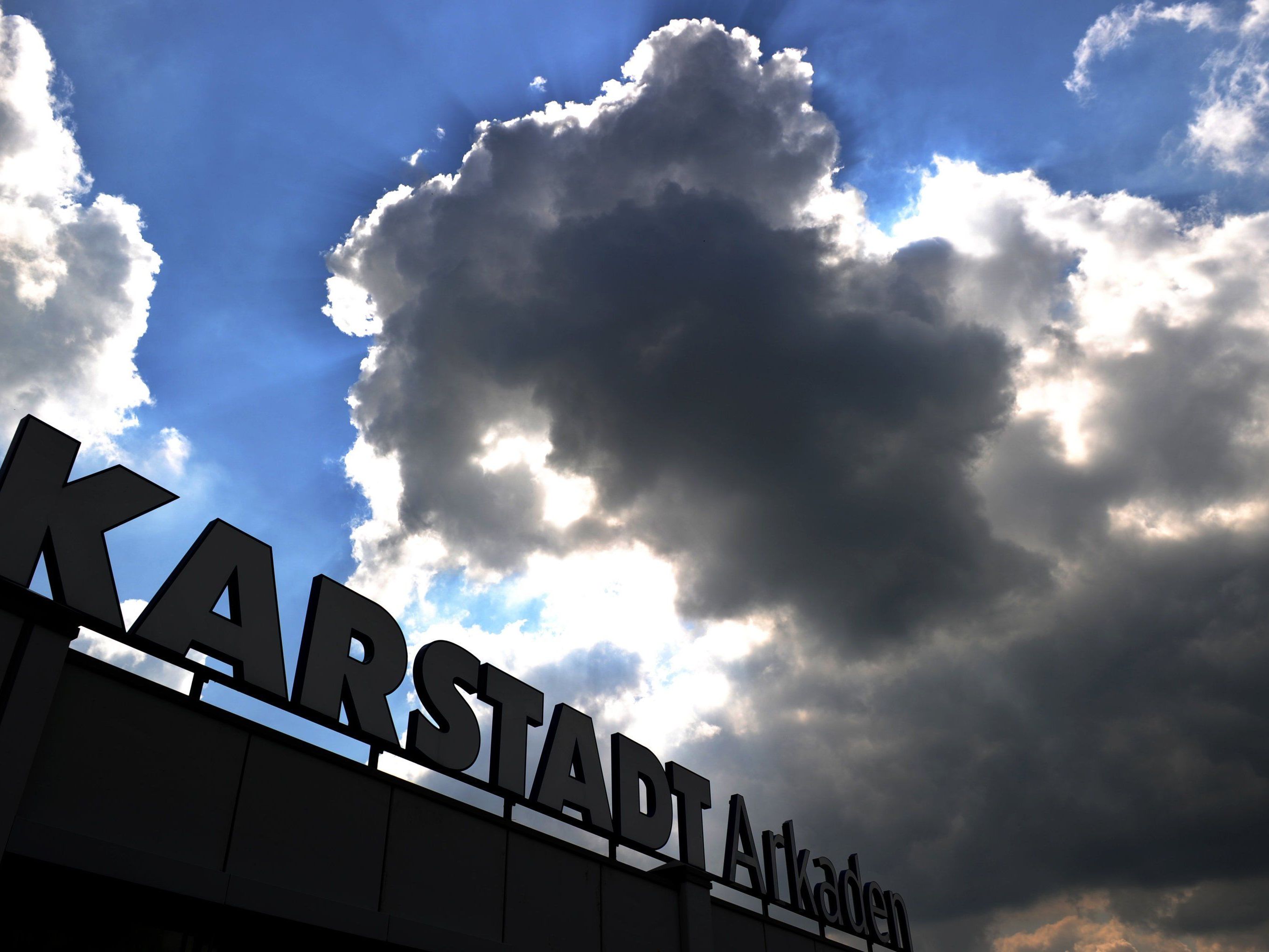 Karstadt-Betriebsratschef will Tiroler Immo-Investor von Investitionen überzeugen. Karstadt-Betriebsratschef will Tiroler Immo-Investor von Investitionen überzeugen.