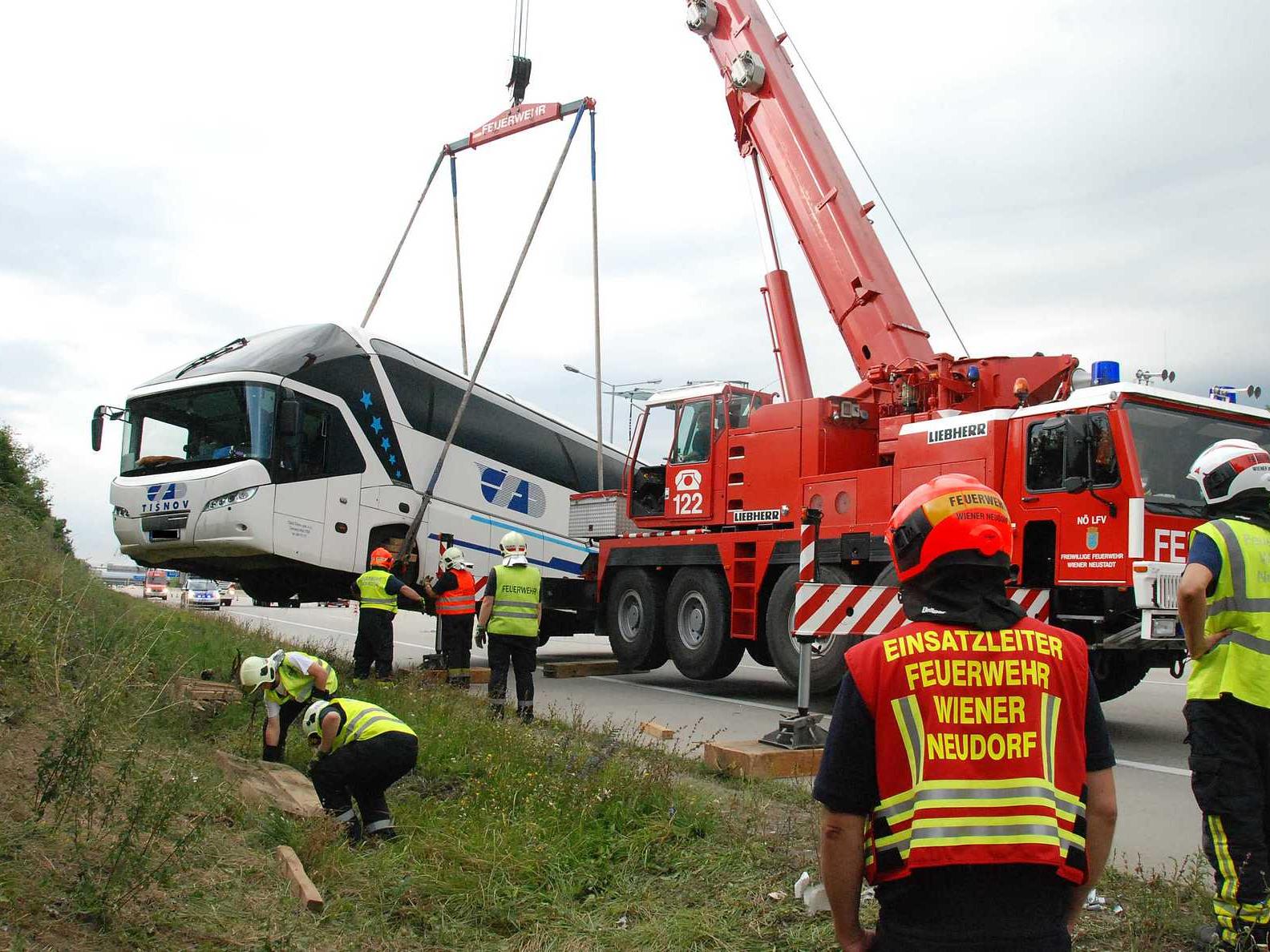 Tschechischer Reisebus auf A2 bei Wiener Neudorf verunglückt