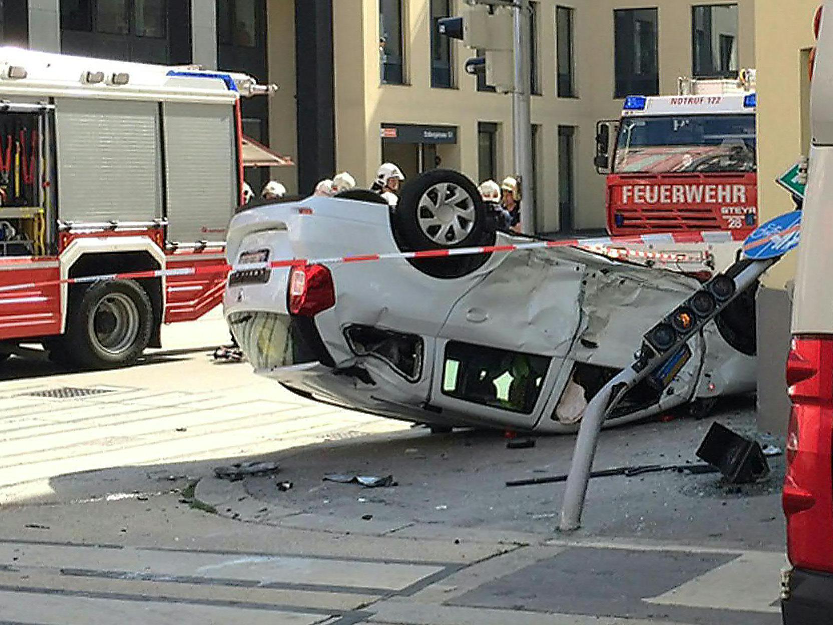 Fahrzeug überschlug sich bei Unfall in Wien - Drei Leichtverletzte