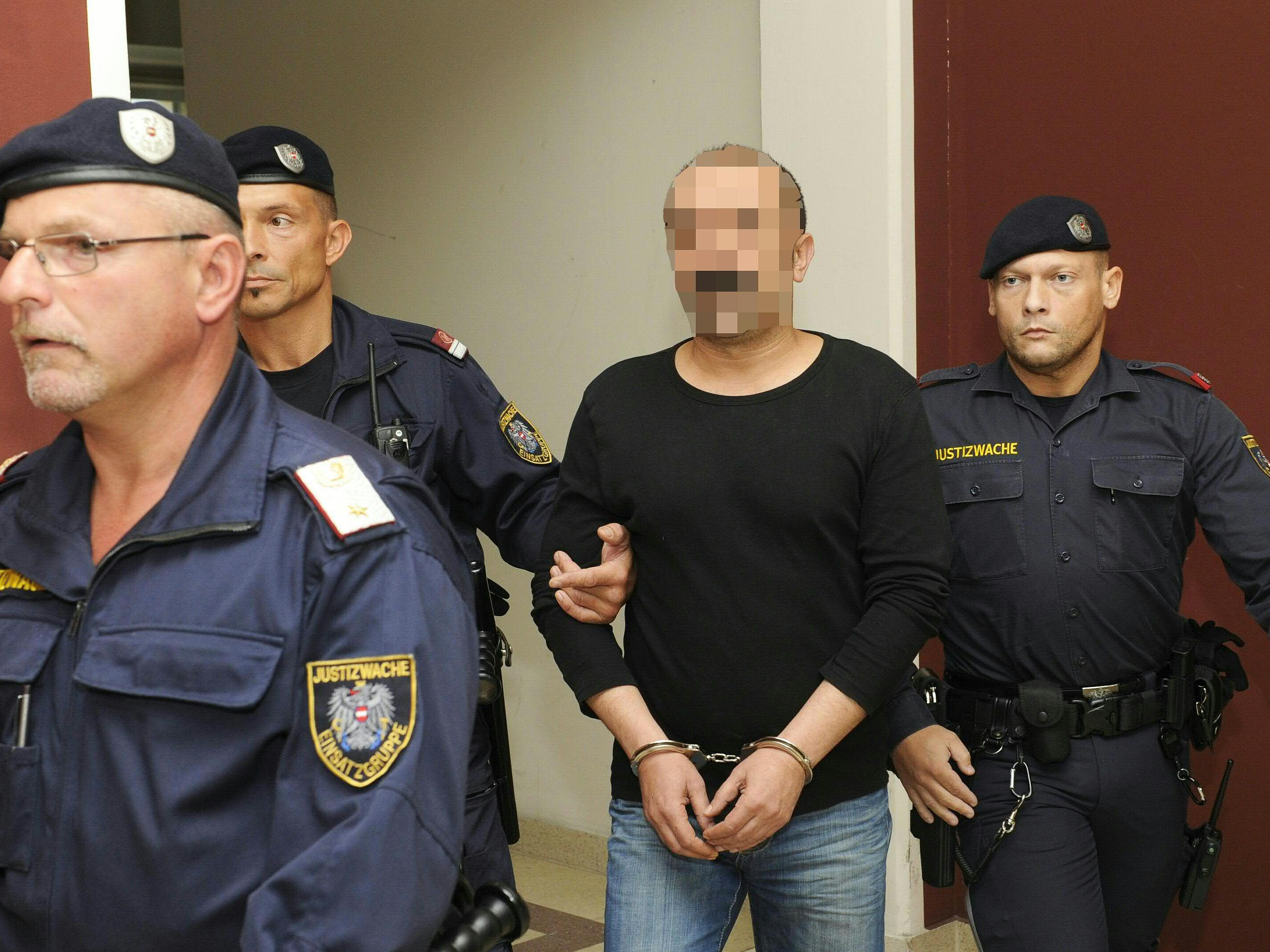 Urteil nach Ausschreitungen bei Akademikerball: Sechs Monate bedingt. Urteil nach Ausschreitungen bei Akademikerball: Sechs Monate bedingt.