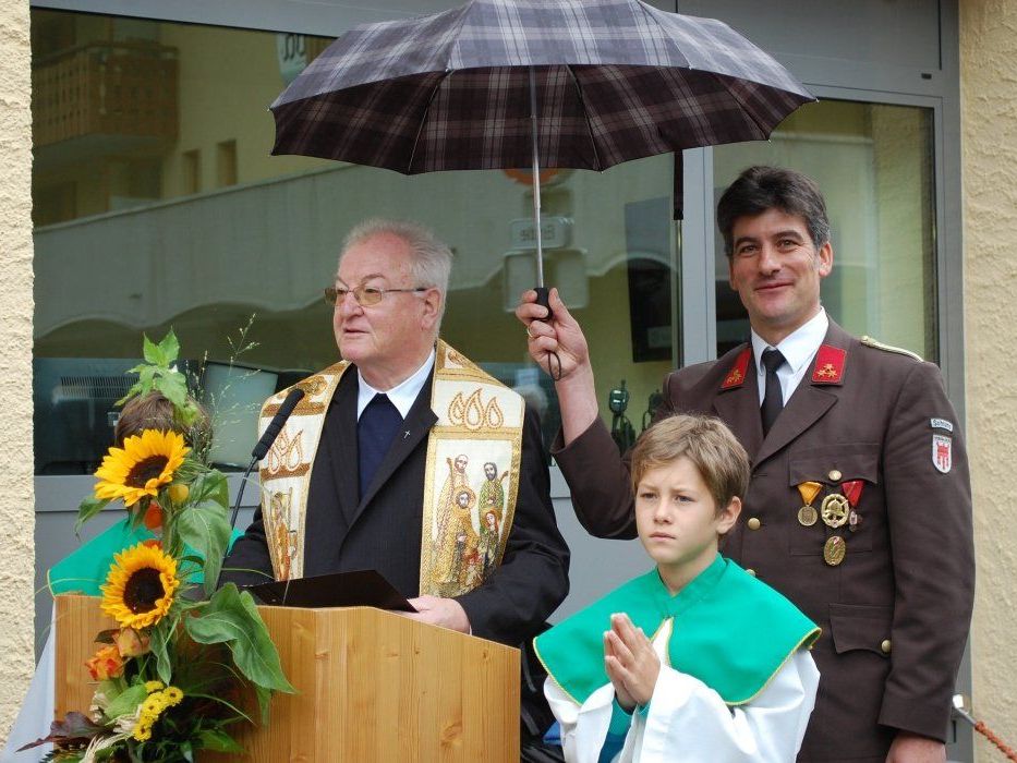 Der Schrunser Pfarrer Herbert Böhler bei der Segnung der beiden Gebäude. Der Schrunser Pfarrer Herbert Böhler bei der Segnung der beiden Gebäude.