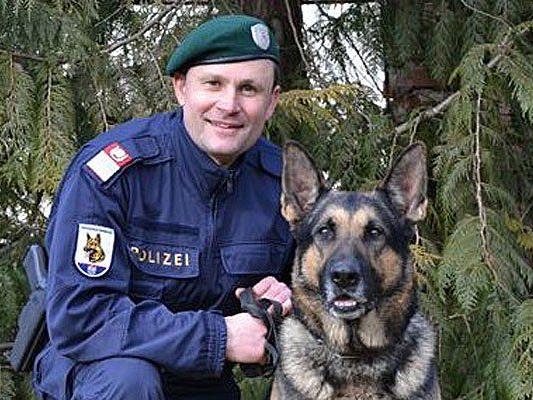 Bezirksinspektor Helmut Kraus, Diensthundeführer bei der Polizeiinspektion Drasenhofen, mit seinem Diensthund „Eros vom Schopperweg“