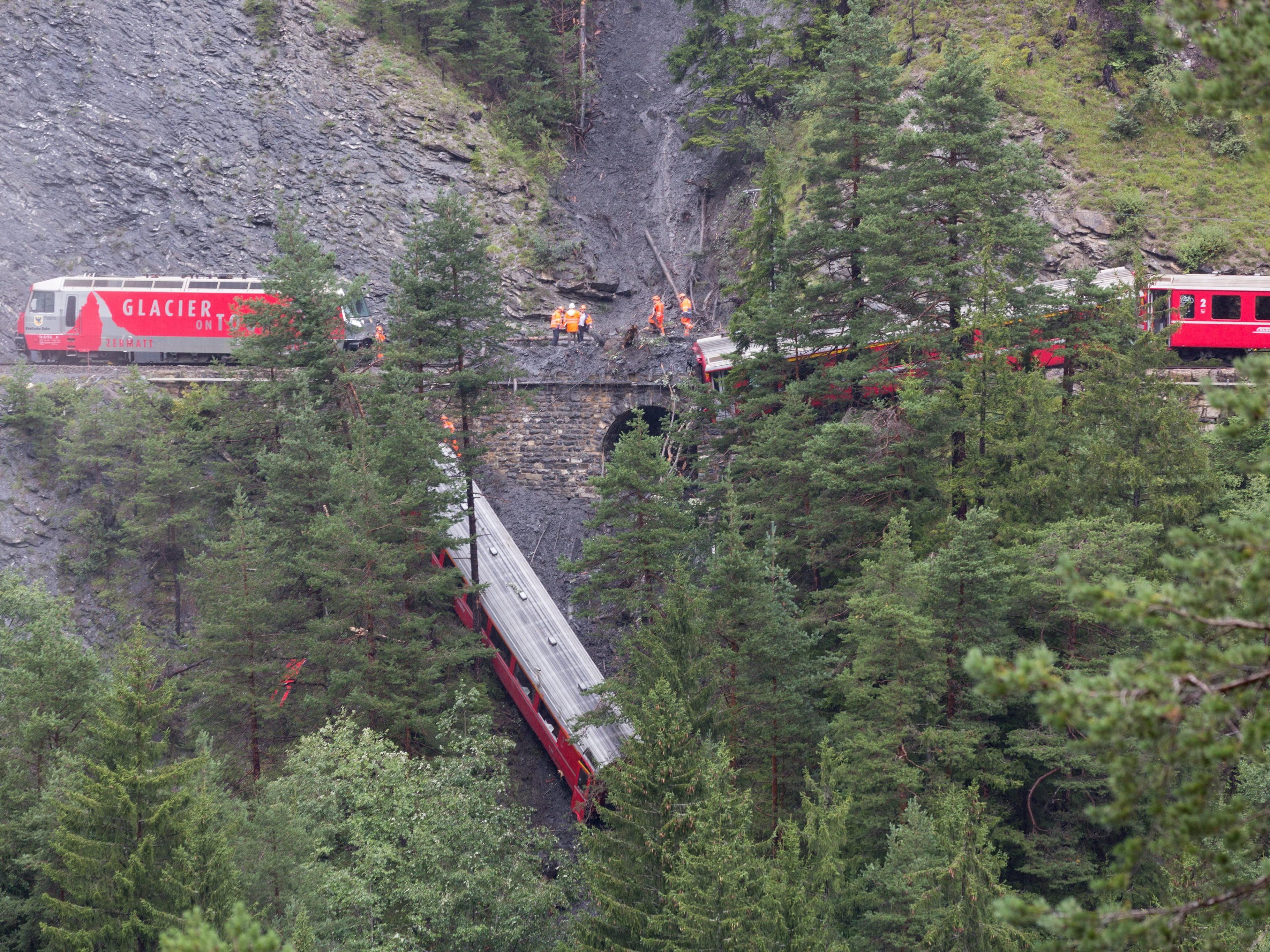 Zug in Graubünden bei Tiefencastel entgleist - Großaufgebot an Rettungskräften im Einsatz.