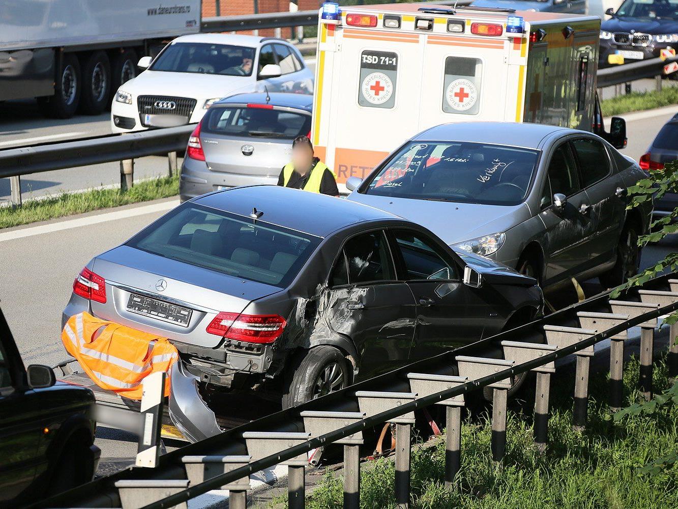 Schwerer Unfall auf der A8 sorgt für Stau.