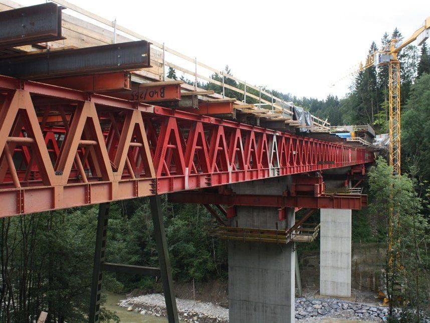 Der Neubau der Brunsttobelbrücke über die Weißach liegt im Zeitplan. Der Neubau der Brunsttobelbrücke über die Weißach liegt im Zeitplan.