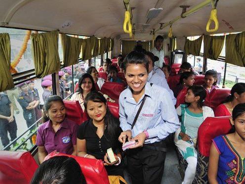 In Indien gibt es Busse die nur für Frauen zugelassen sind. Ein Shooting, das nun eine Vergewaltigung in einem Indischen Bus nachstellt sorgt für Aufregung.