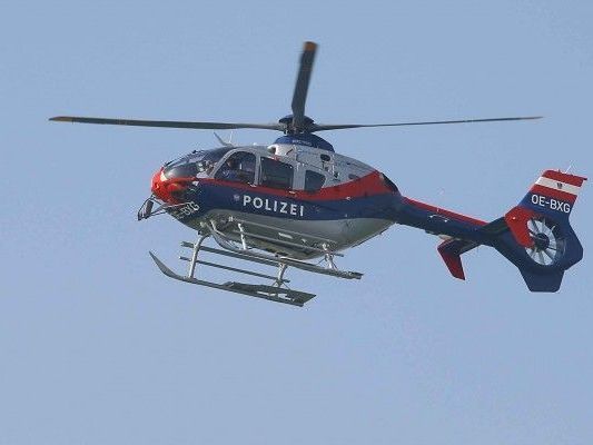 Den polizeilichen Erhebungen zufolge, dürfte sich bei der Begehung des Bachufers eine große Steinplatte gelöst haben. Den polizeilichen Erhebungen zufolge, dürfte sich bei der Begehung des Bachufers eine große Steinplatte gelöst haben.