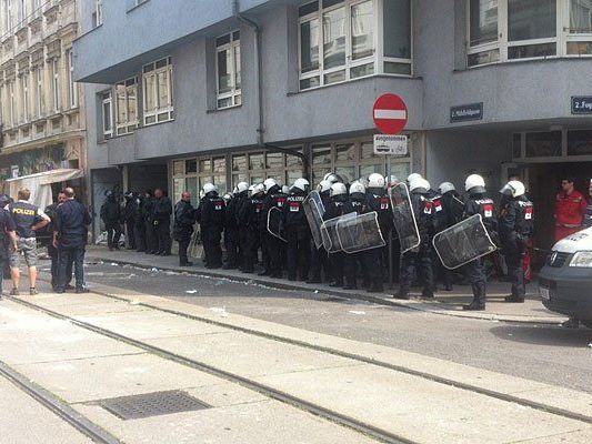 Beim Polizeieinsatz bei der Räumung der Pizzeria Anarchia Beim Polizeieinsatz bei der Räumung der Pizzeria Anarchia