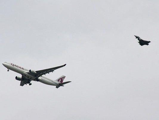 Der Airbus wurde, von einem Kapmfjet begleitet, zum Flughafen Manchester geleitet.