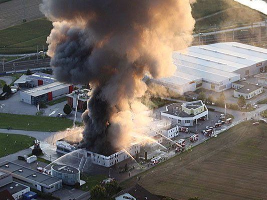 Großbrand auf dem Areal eines Reifenhändlers im Gewerbepark in St. Valentin (Bezirk Amstetten)