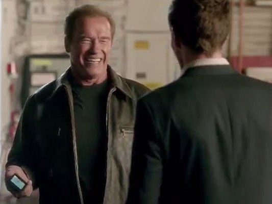 Arnold Schwarzenegger mimt im Werbespot sich selbst - und das Opfer einer Verwechslung Arnold Schwarzenegger mimt im Werbespot sich selbst - und das Opfer einer Verwechslung