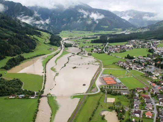 Eine Luftaufnahme vom 31. Juli 2014 zeigt die Hochwassersituation in Neukirchen am Großvenediger.