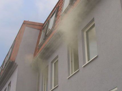 Polizisten retteten einen Mann aus der total verrauchten Wohnung. Polizisten retteten einen Mann aus der total verrauchten Wohnung.