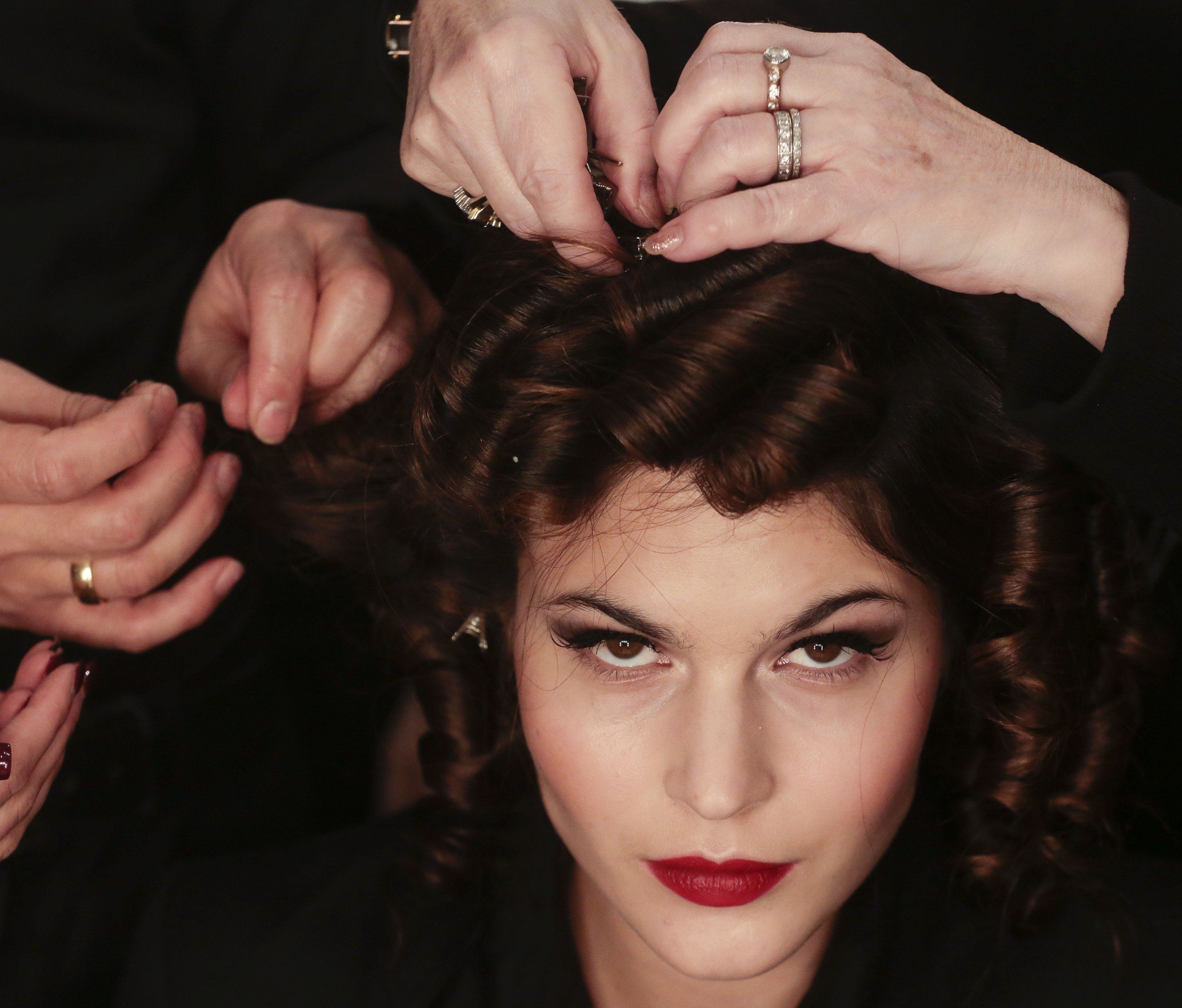 Make-Up-Trends: Dramatische Augen und knallroter Lippenstift war bei Designerin Lena Hoschek am Laufsteg zu sehen. Make-Up-Trends: Dramatische Augen und knallroter Lippenstift war bei Designerin Lena Hoschek am Laufsteg zu sehen.