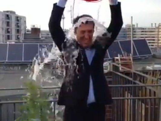 Özdemir baut ein politisches Statement in seine Ice Bucket-Challenge ein.