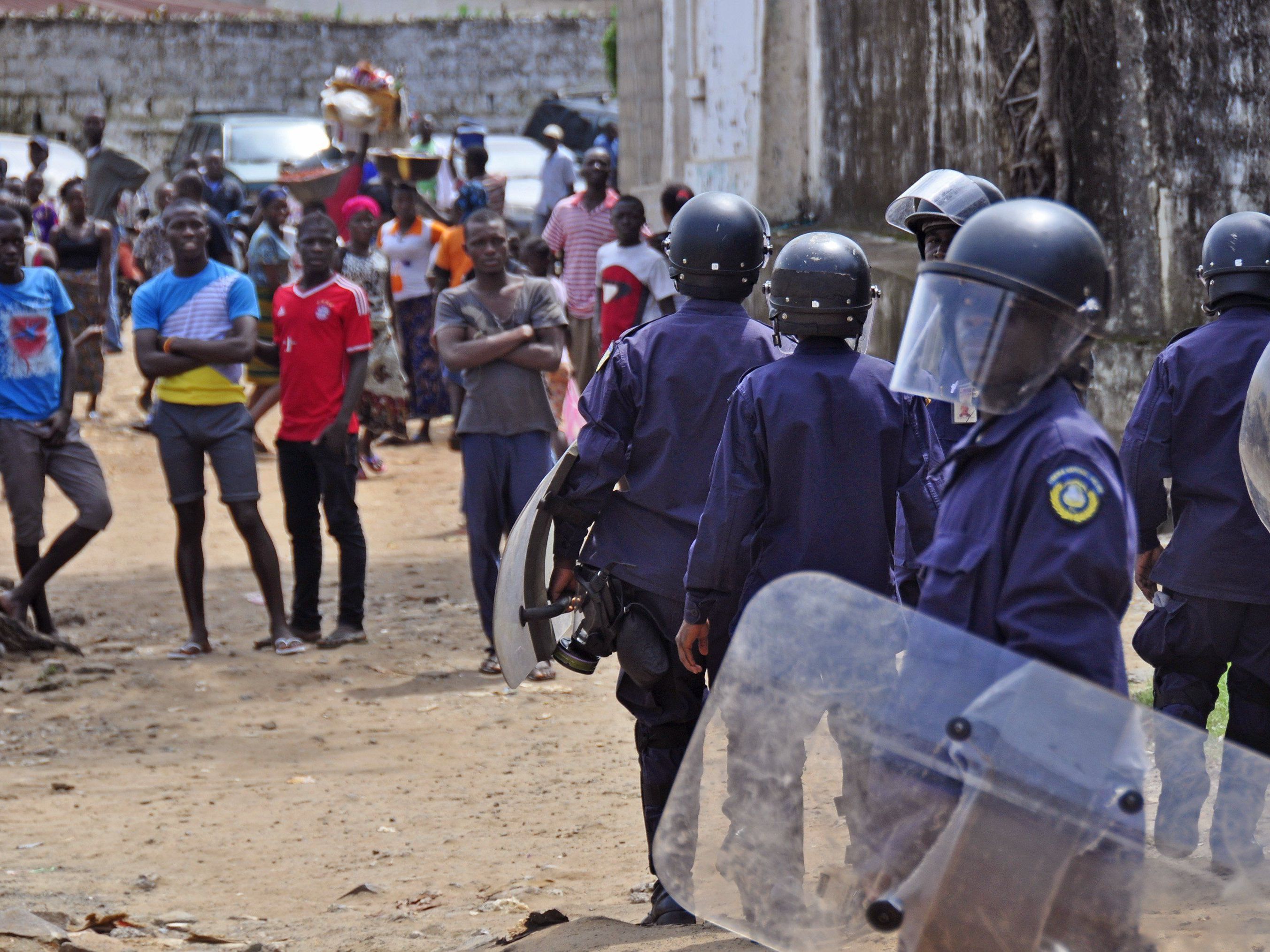 Immer wieder kommt es in Liberia zu Auseindandersetzungen zwischen wütenden Bürgern und der Polizei. Immer wieder kommt es in Liberia zu Auseindandersetzungen zwischen wütenden Bürgern und der Polizei.