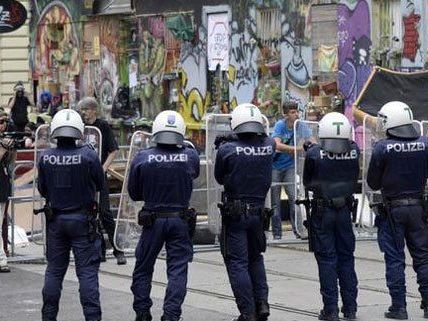 "Pizzeria Anarchia" - Personalvertreter mit Eisernem Kreuz sorgt für Aufregung "Pizzeria Anarchia" - Personalvertreter mit Eisernem Kreuz sorgt für Aufregung